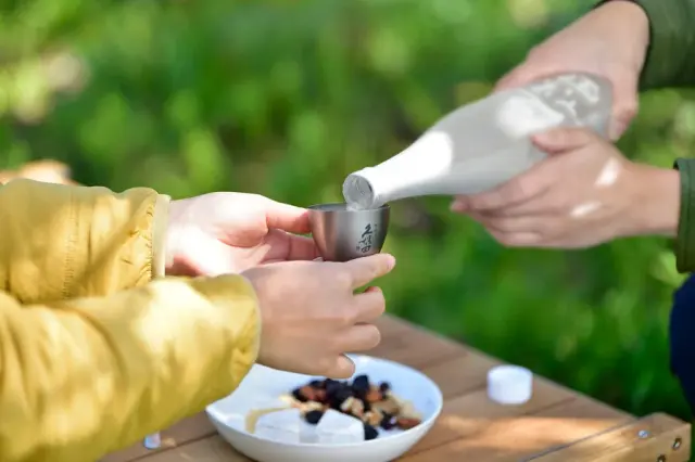 アウトドアで日本酒を楽しむ